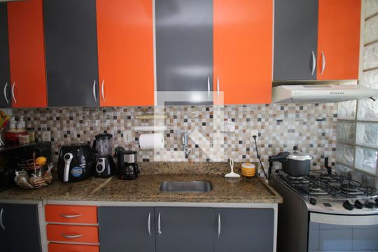 Cozinha  de apartamento à venda com 2 quartos, 47m² em Olaria, Rio de Janeiro