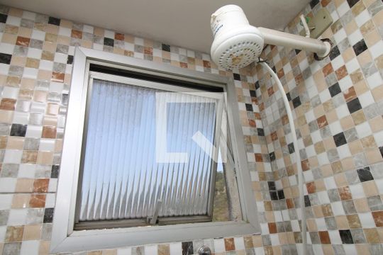 Banheiro de apartamento à venda com 2 quartos, 47m² em Olaria, Rio de Janeiro