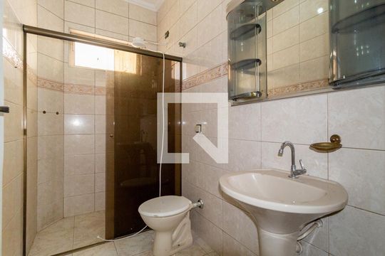 Banheiro  de casa à venda com 3 quartos, 60m² em Água Rasa, São Paulo