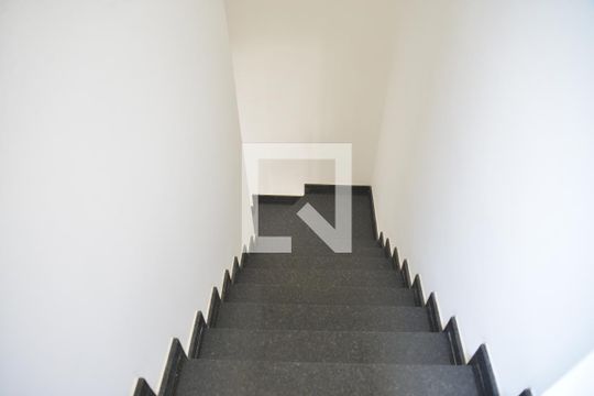 Escadas de apartamento à venda com 2 quartos, 100m² em Vila Scarpelli, Santo André