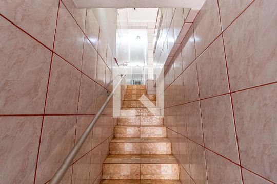 Escada de casa para alugar com 2 quartos, 150m² em Chácara Seis de Outubro, São Paulo