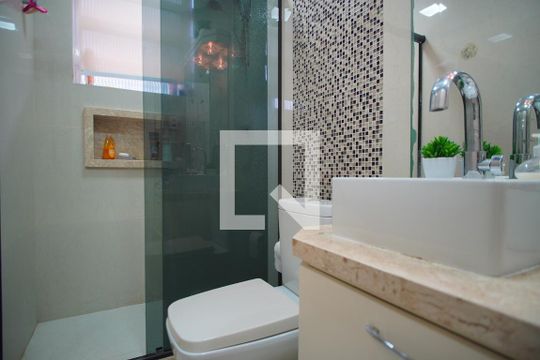 Banheiro Corredor de apartamento à venda com 2 quartos, 62m² em Passo da Areia, Porto Alegre
