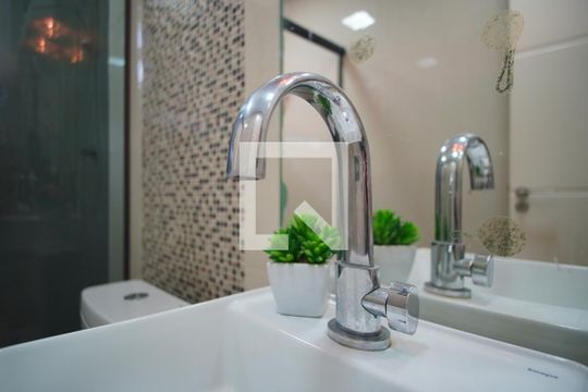 Banheiro Corredor - Torneira de apartamento à venda com 2 quartos, 62m² em Passo da Areia, Porto Alegre