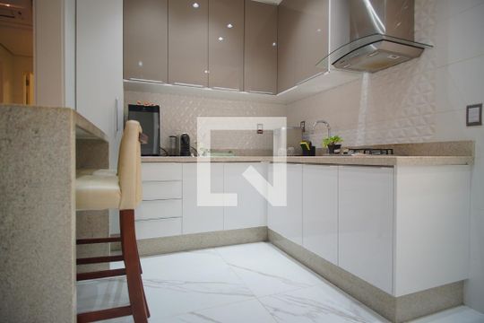 Cozinha de apartamento à venda com 2 quartos, 62m² em Passo da Areia, Porto Alegre