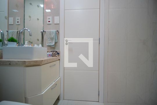 Banheiro Corredor de apartamento à venda com 2 quartos, 62m² em Passo da Areia, Porto Alegre