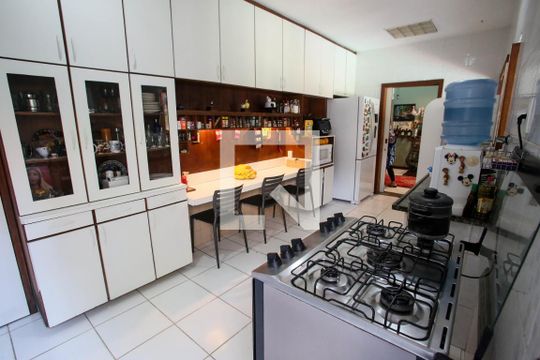Cozinha de casa de condomínio à venda com 7 quartos, 500m² em Taquara, Rio de Janeiro