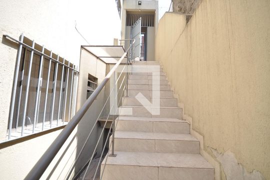 Escada de Acesso de casa para alugar com 2 quartos, 80m² em Chácara São João, São Paulo