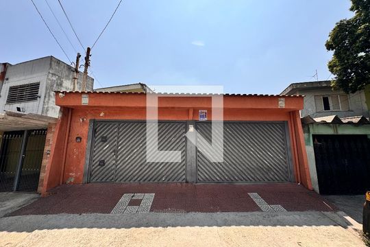 Fachada + plaquinha de casa à venda com 3 quartos, 164m² em Utinga, Santo André