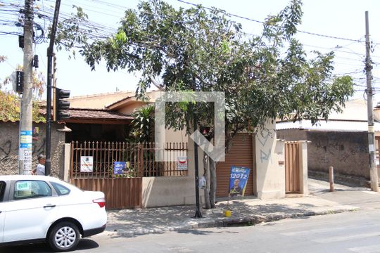 Fachada de casa à venda com 3 quartos, 360m² em Novo Riacho, Contagem
