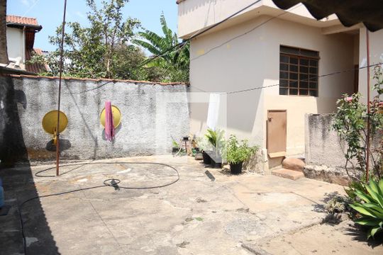 Quintal de casa à venda com 3 quartos, 360m² em Novo Riacho, Contagem