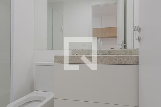 Banheiro de kitnet/studio para alugar com 1 quarto, 28m² em Sumaré, São Paulo