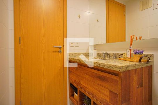 Banheiro Corredor de apartamento à venda com 3 quartos, 88m² em  Boa vista, Porto Alegre