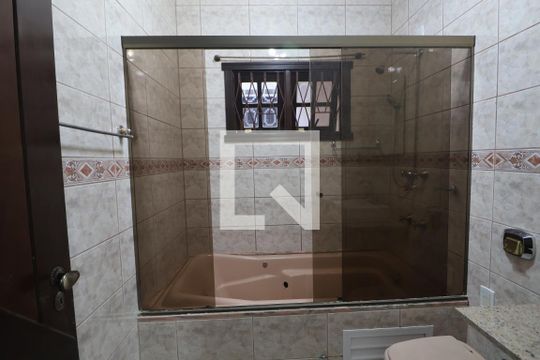 Banheiro de casa à venda com 3 quartos, 190m² em Fátima, Canoas