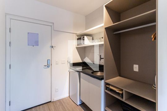 Cozinha de kitnet/studio para alugar com 1 quarto, 28m² em República, São Paulo