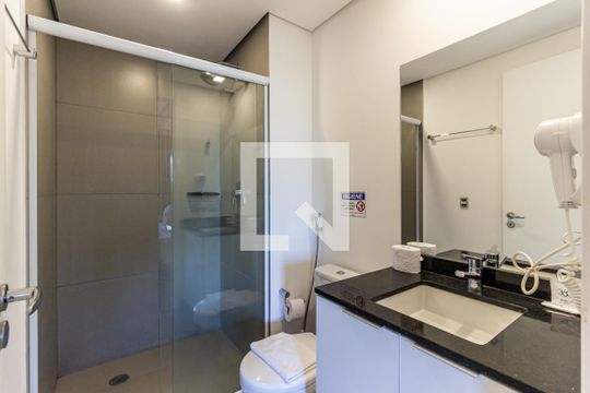 Banheiro de kitnet/studio para alugar com 1 quarto, 28m² em República, São Paulo