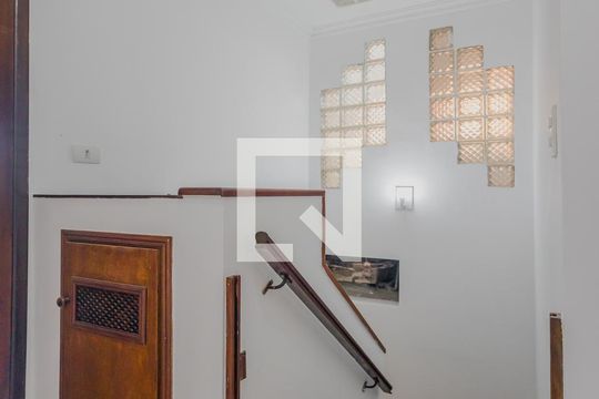 Escada de casa de condomínio para alugar com 3 quartos, 160m² em Sumarezinho, São Paulo