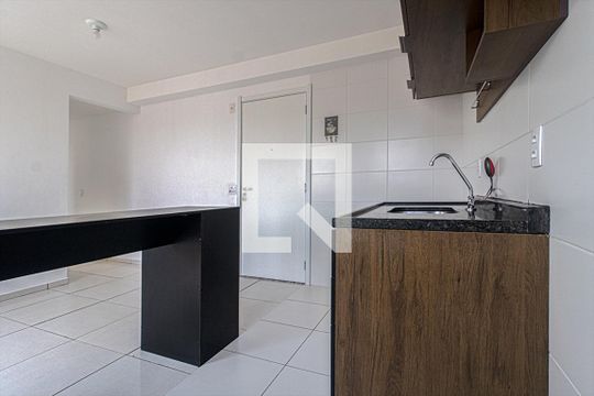 cozinha e área de serviço compartilhadas de apartamento para alugar com 2 quartos, 42m² em Jardim São Savério, São Paulo