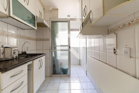 Cozinha de apartamento para alugar com 2 quartos, 50m² em Jardim Santa Emília, São Paulo