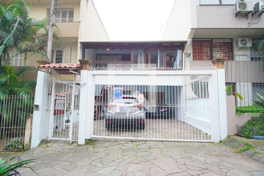 Fachada de casa à venda com 7 quartos, 360m² em Bela Vista, Porto Alegre