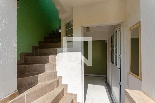 Escada de casa para alugar com 2 quartos, 55m² em Vila Serralheiro, São Paulo