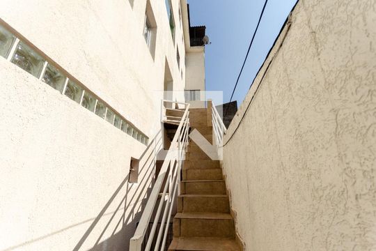 Escada de casa para alugar com 2 quartos, 55m² em Vila Serralheiro, São Paulo