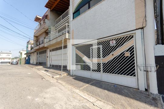 Fachada de casa para alugar com 2 quartos, 55m² em Vila Serralheiro, São Paulo