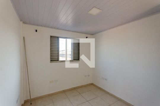 Quarto 1 de casa para alugar com 2 quartos, 55m² em Vila Serralheiro, São Paulo