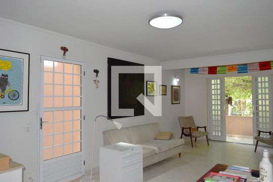 Casa à venda com 3 quartos, 200m² em Cerqueira César, São Paulo