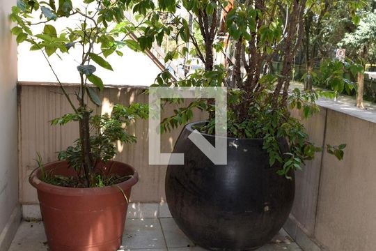 Varanda de casa à venda com 3 quartos, 200m² em Cerqueira César, São Paulo