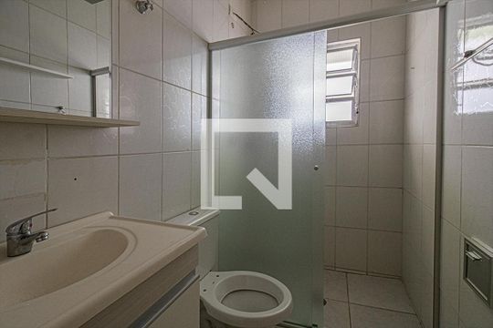 banheiro social 1_1 de casa à venda com 2 quartos, 120m² em Vila Liviero, São Paulo