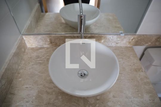 Banheiro de apartamento à venda com 2 quartos, 55m² em Vila Rosa, Goiânia
