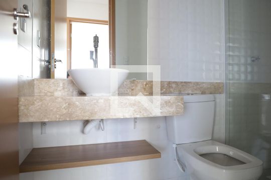 Banheiro de apartamento à venda com 2 quartos, 55m² em Vila Rosa, Goiânia