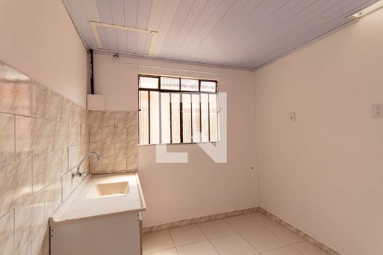 Cozinha de casa para alugar com 1 quarto, 32m² em Cajuru, Curitiba