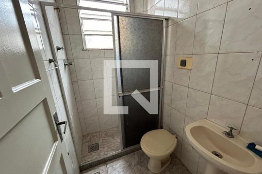 Banheiro de casa para alugar com 2 quartos, 60m² em Marechal Hermes, Rio de Janeiro