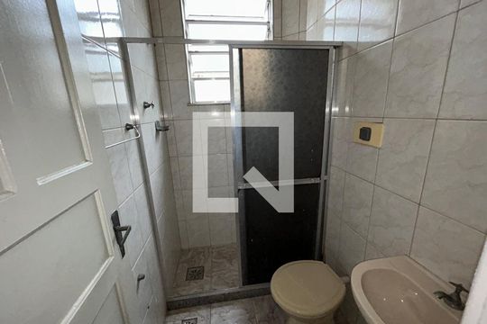 Banheiro de casa para alugar com 2 quartos, 60m² em Marechal Hermes, Rio de Janeiro