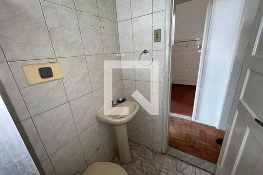 Banheiro de casa para alugar com 2 quartos, 60m² em Marechal Hermes, Rio de Janeiro