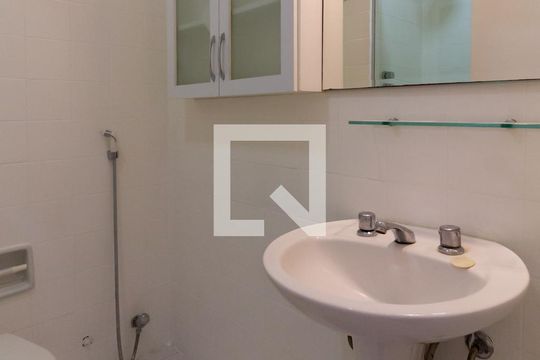 Detalhe do banheiro social de apartamento para alugar com 3 quartos, 95m² em Lagoa, Rio de Janeiro