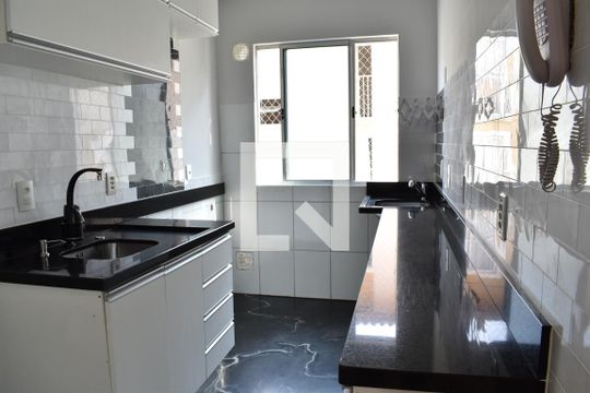 Cozinha de apartamento para alugar com 2 quartos, 47m² em Santa Cândida, Curitiba
