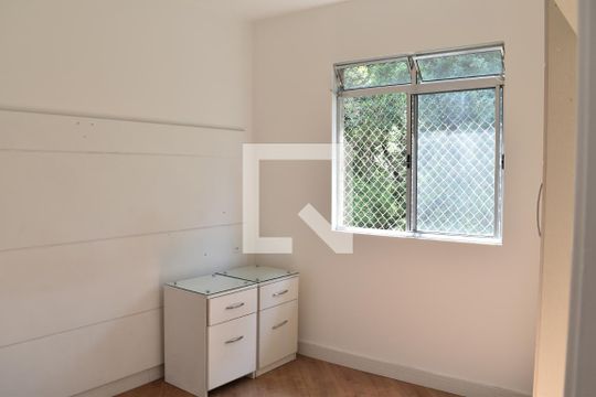 Quarto 1 de apartamento para alugar com 2 quartos, 47m² em Santa Cândida, Curitiba