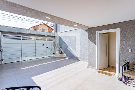 Garagem de casa à venda com 3 quartos, 156m² em Parque Maria Domitila, São Paulo