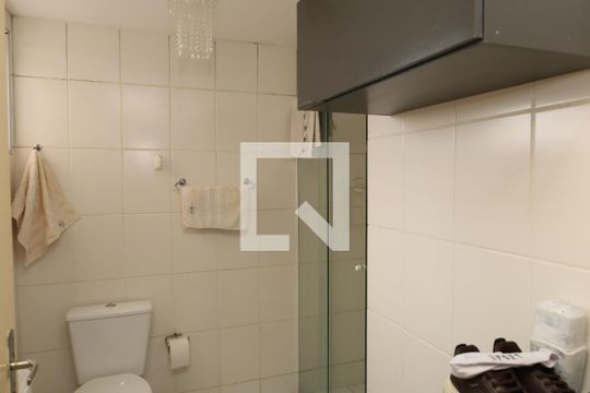 Banheiro de apartamento à venda com 2 quartos, 49m² em Parque Savoi City, São Paulo