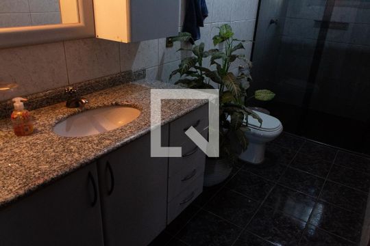 BANHEIRO SOCIAL de casa à venda com 2 quartos, 190m² em Vila Nogueira, Campinas