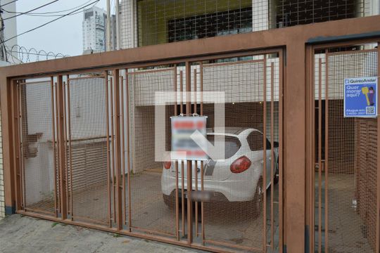 Fachada + Plaquinha de casa para alugar com 2 quartos, 40m² em Vila Mariana, São Paulo