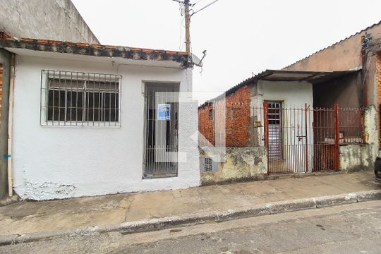 Fachada de casa para alugar com 2 quartos, 100m² em Parque Guarani, São Paulo