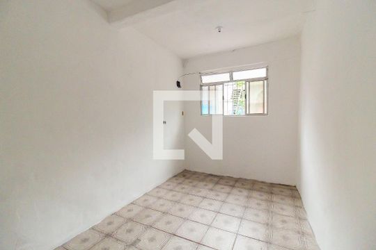 Sala/Quarto 1 de casa para alugar com 2 quartos, 100m² em Parque Guarani, São Paulo