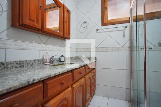 Banheiro Corredor 1 de casa à venda com 4 quartos, 360m² em Jardim Itu, Porto Alegre