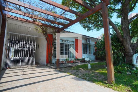 Pátio - Fachada de casa à venda com 4 quartos, 360m² em Jardim Itu, Porto Alegre