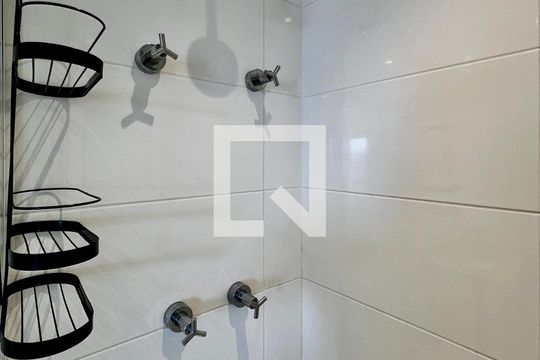 Banheiro de kitnet/studio para alugar com 0 quarto, 38m² em Campo Belo, São Paulo