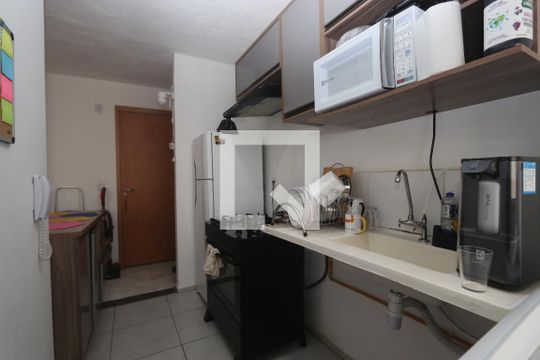 Cozinha de apartamento para alugar com 2 quartos, 42m² em Vila Suzana, São Paulo