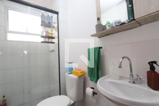 Banheiro de apartamento para alugar com 2 quartos, 42m² em Vila Suzana, São Paulo
